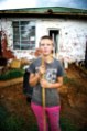 Frances Venter (20) help ’n buurvrou om haar voortuin skoon te maak in Gousblomstraat. Inwoners kla hul buurt het met die jare al hoe meer vervalle geword.